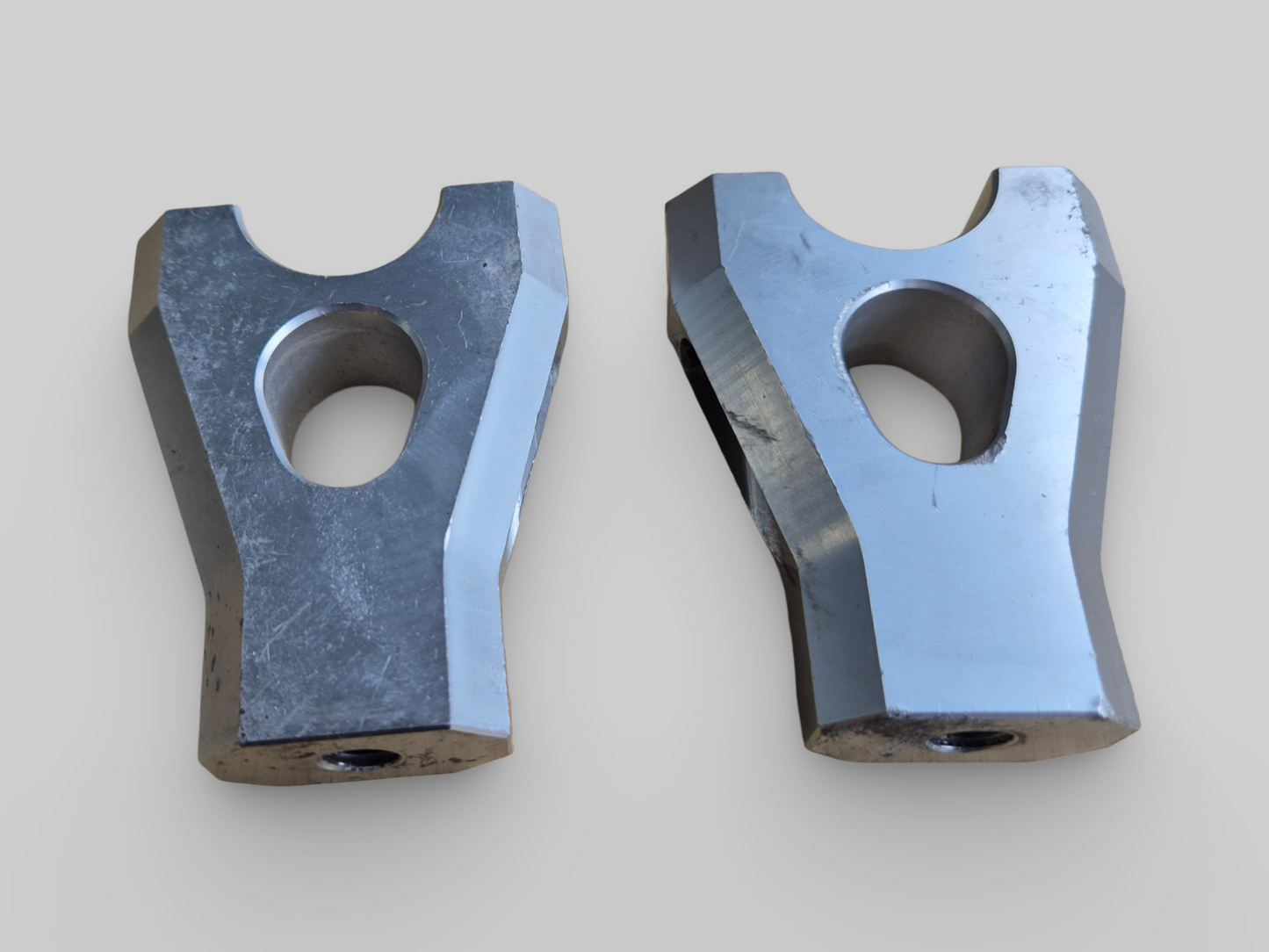 BOVENSTE JUK DRIEVOUDIGE KLEMVORK BOVENSTE PLAAT AP8123932 Aprilia RSV Mille 98-03