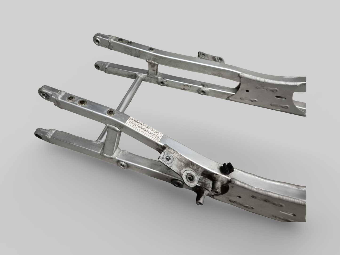 SUPPORT DE SELLE SOUS-CHÂSSIS ARRIÈRE AP8146457 Aprilia RSV Mille 98-03 / Tuono 02-05