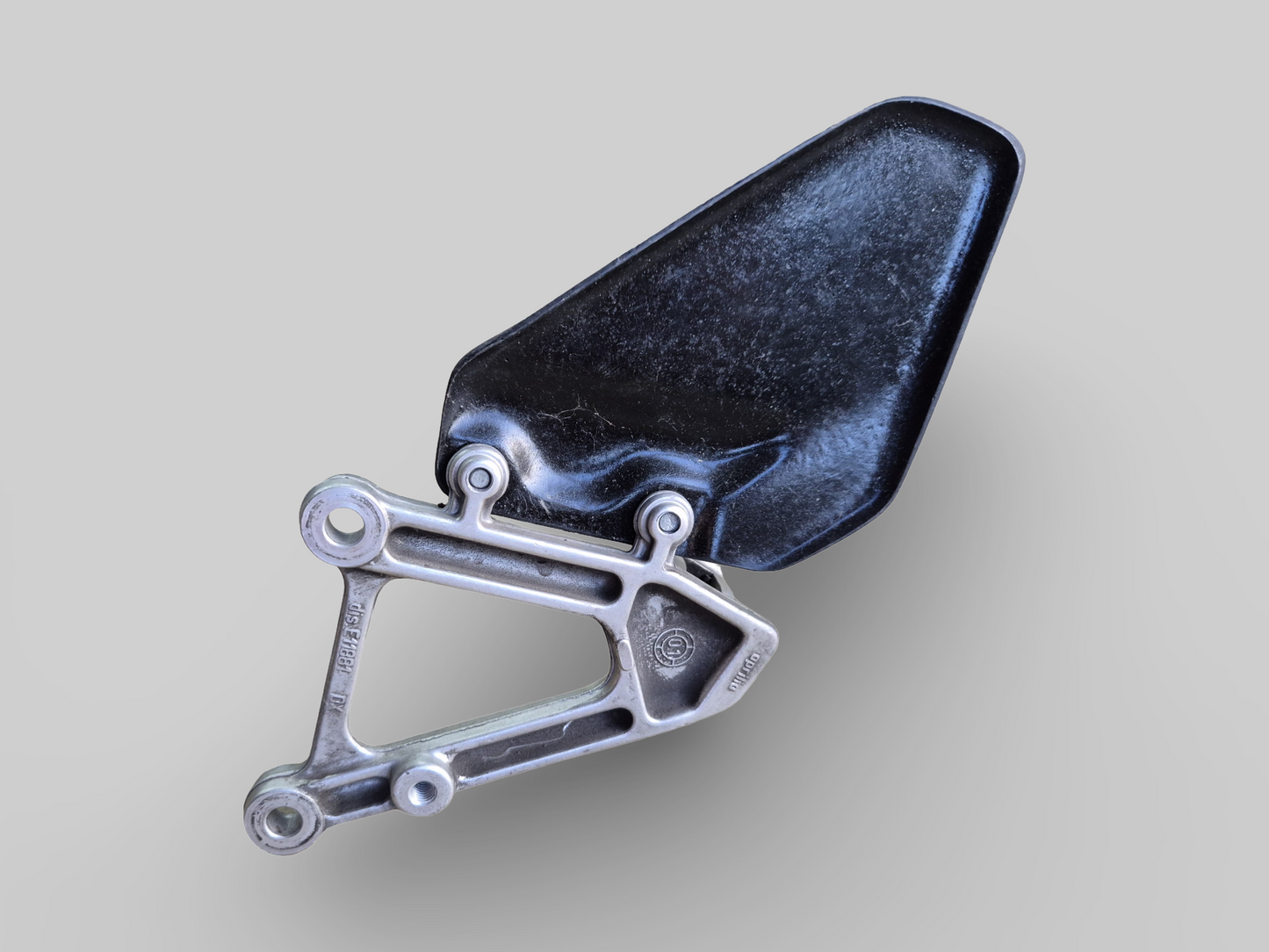 VOETSTEUN RECHTER ACHTERZIJDE AP8135909 Aprilia RSV Mille 98-03 / Tuono 03-05