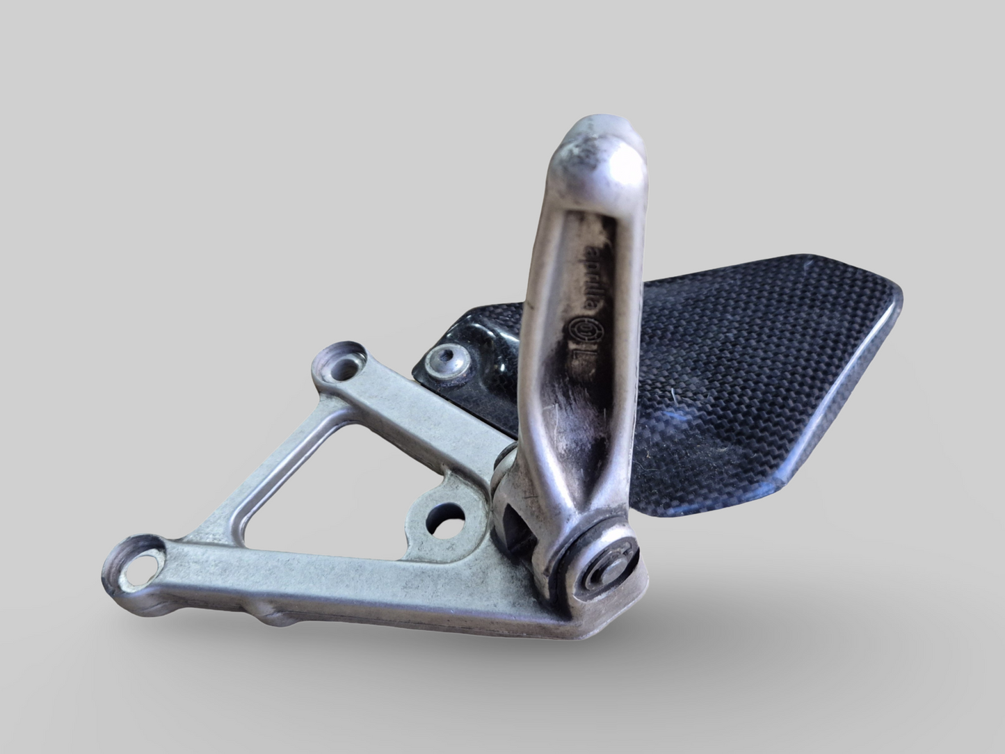 LINKER ZIJVOETSTEUN ACHTERSET AP8135910 Aprilia RSV Mille 98-03 / Tuono 02-05