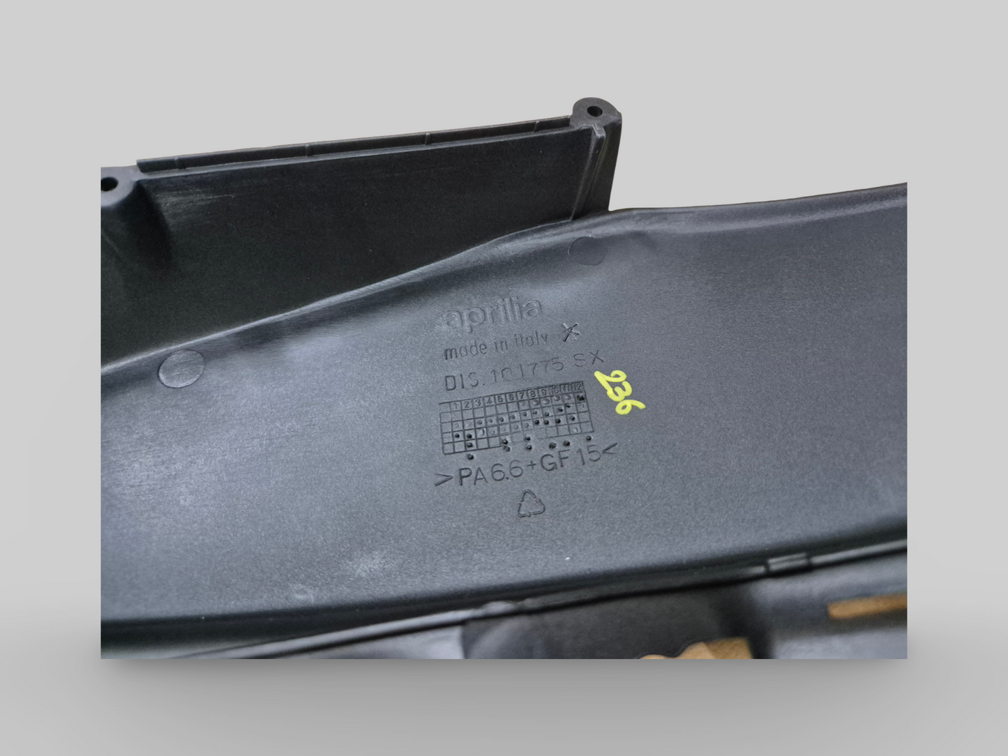 Conduit d'admission d'air extérieur droit noir mat AP8168143 Aprilia RSV Mille 1998-2003