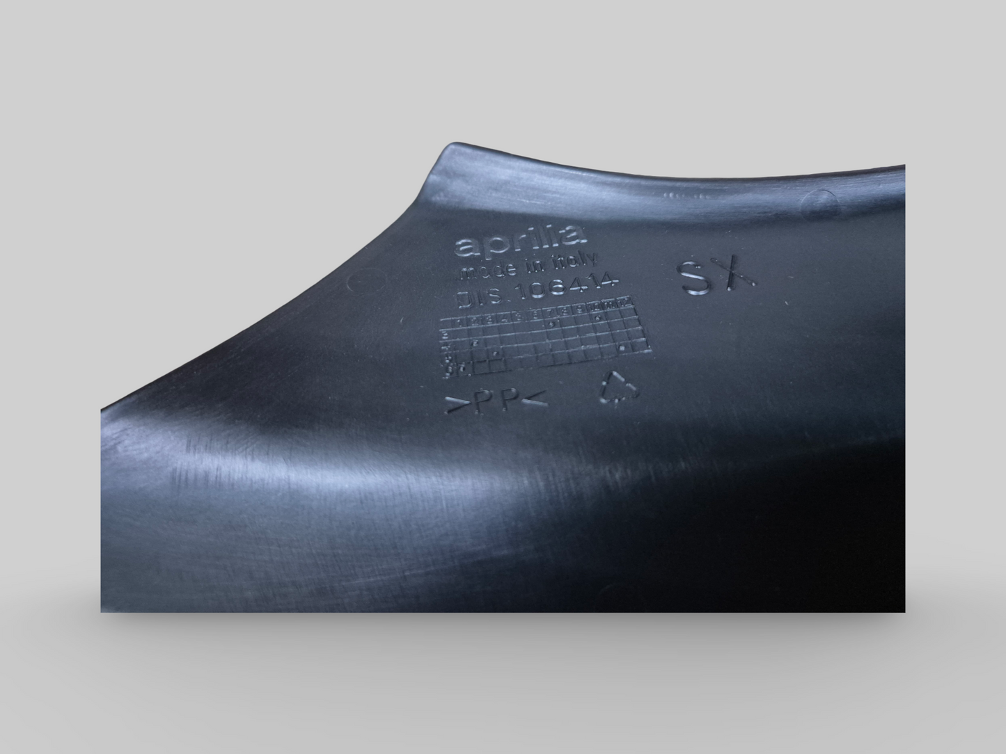 GARDE-BOUE AVANT NOIR AP8156254 Aprilia RSV1000R 04-10 / Tuono 1000R 06-10