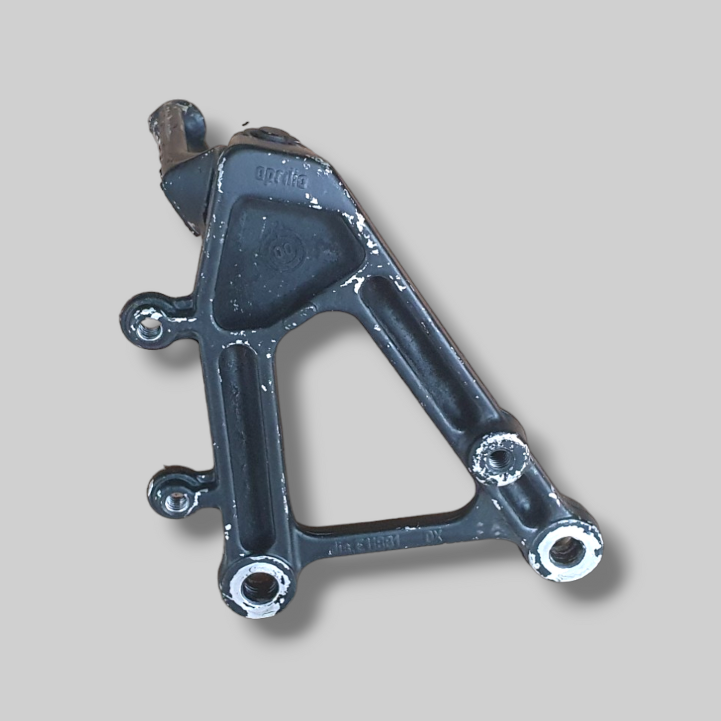 VOETSTEUN RECHTER ACHTERZIJDE AP8135909 Aprilia RSV Mille 98-03 / Tuono 02-05