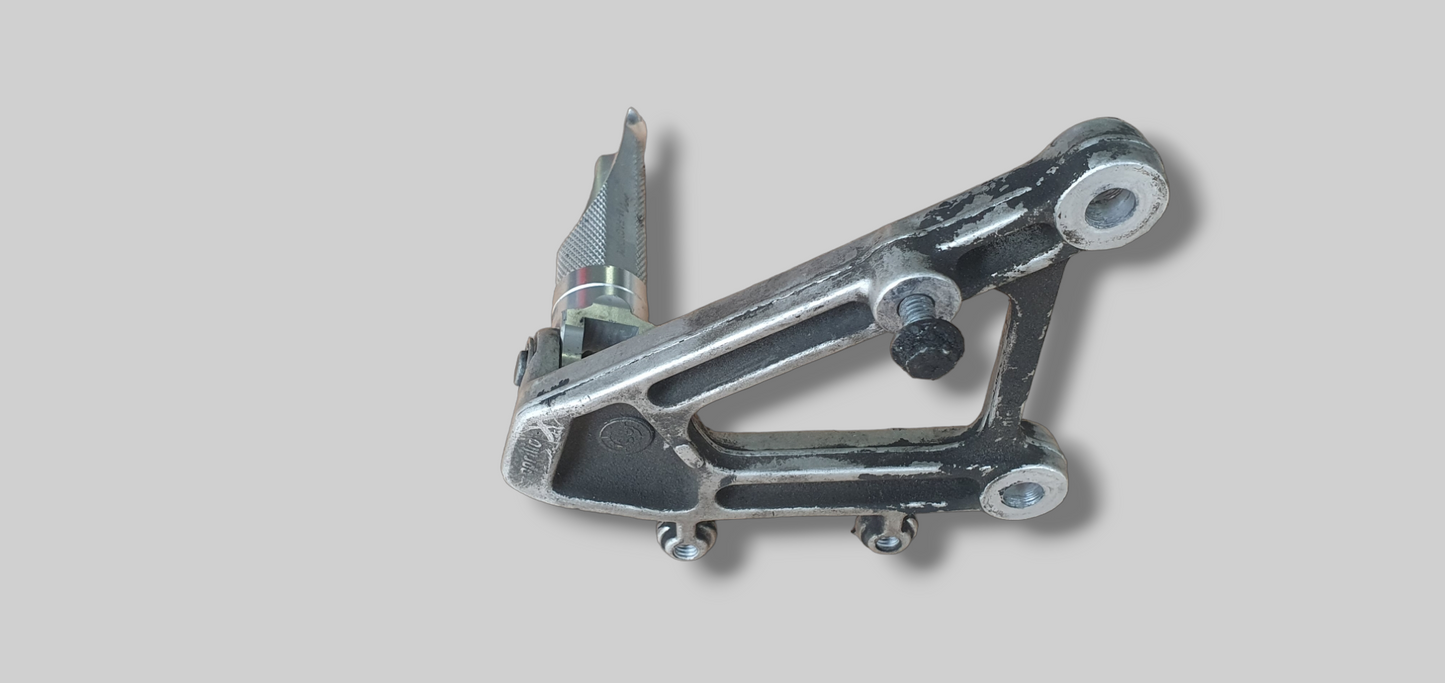 VOETSTEUN RECHTER ACHTERZIJDE AP8135909 Aprilia RSV Mille 98-03 / Tuono 02-05