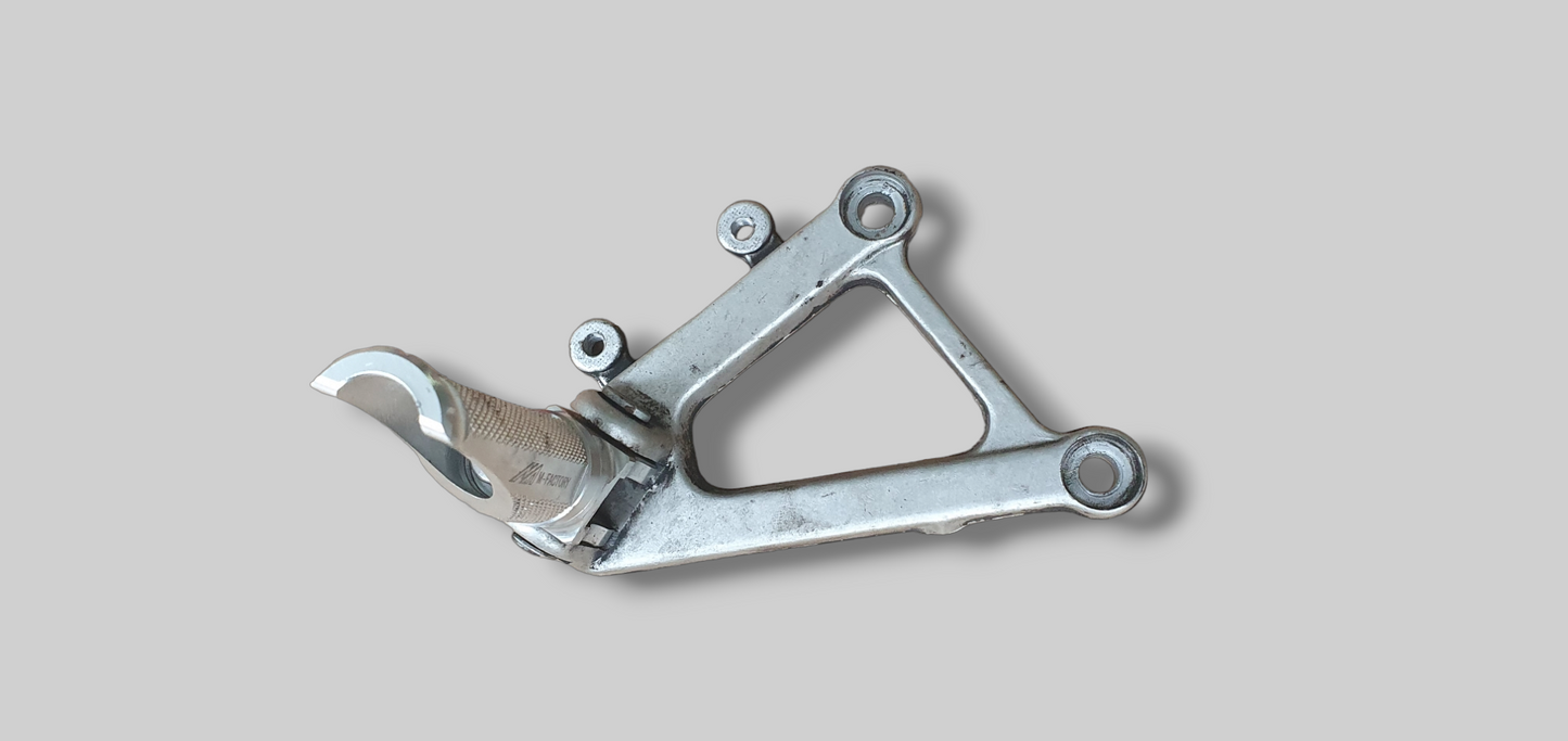 VOETSTEUN RECHTER ACHTERZIJDE AP8135909 Aprilia RSV Mille 98-03 / Tuono 02-05