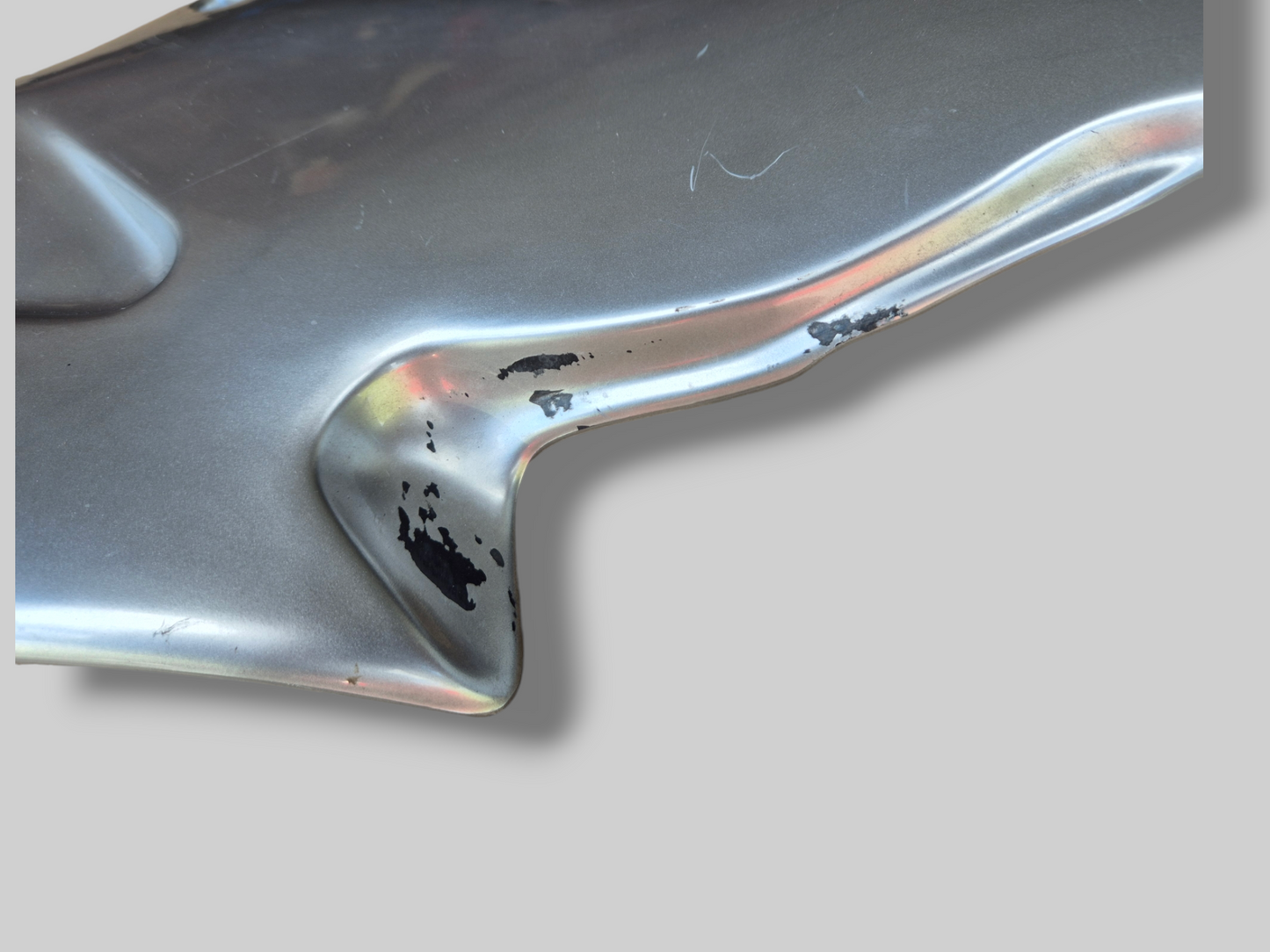 BRANDSTOFTANK ZIJPANEEL RECHTER AP8138587 Aprilia RSV Mille 98-00