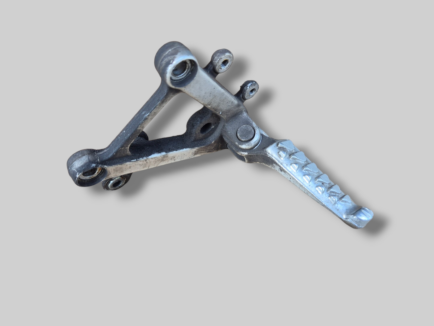 LINKER ZIJVOETSTEUN ACHTERSET AP8135910 Aprilia RSV Mille 98-03 / Tuono 03-05