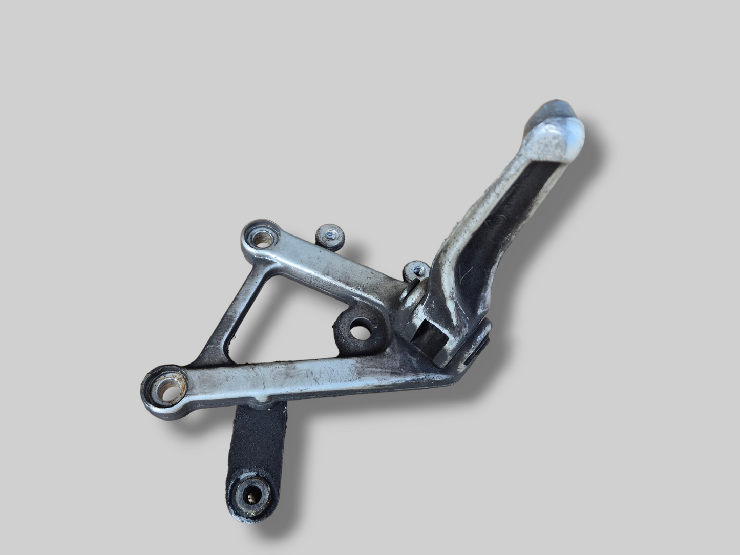 LINKER ZIJVOETSTEUN ACHTERSET AP8135910 Aprilia RSV Mille 98-03 / Tuono 03-05