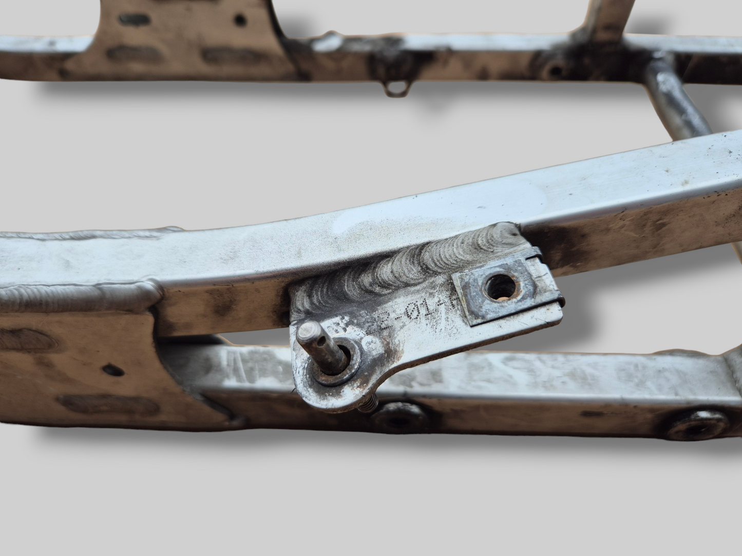 ZADELSTEUN ACHTER SUBFRAME AP8146457 Aprilia RSV Mille 98-03 / Tuono 02-05