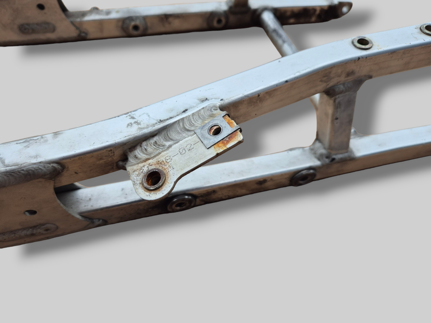 ZADELSTEUN ACHTER SUBFRAME AP8146457 Aprilia RSV Mille 98-03 / Tuono 02-05