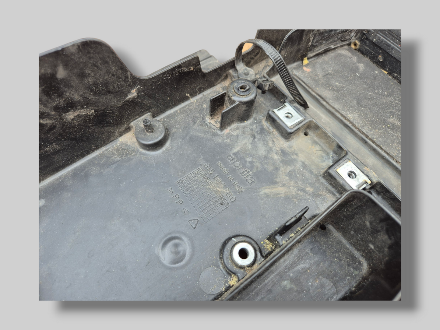 ZADELSTEUN ACHTER SUBFRAME AP8146500 Aprilia RSV1000R 04-10 / Tuono 1000R 06-10