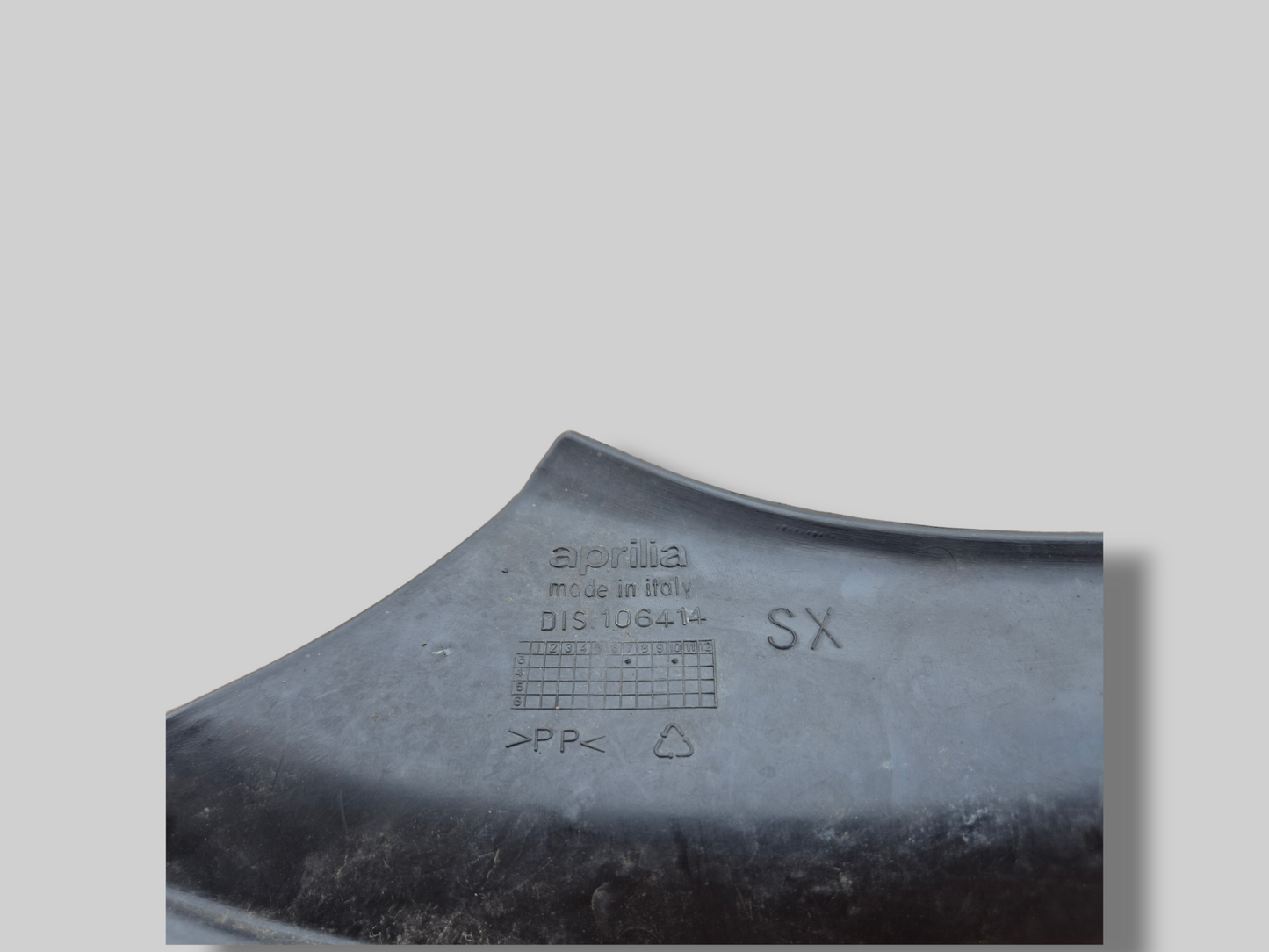 VOORSPATBORD SPATBORD ZWART AP8156254 Aprilia RSV1000R 04-10 / Tuono 1000R 06-10