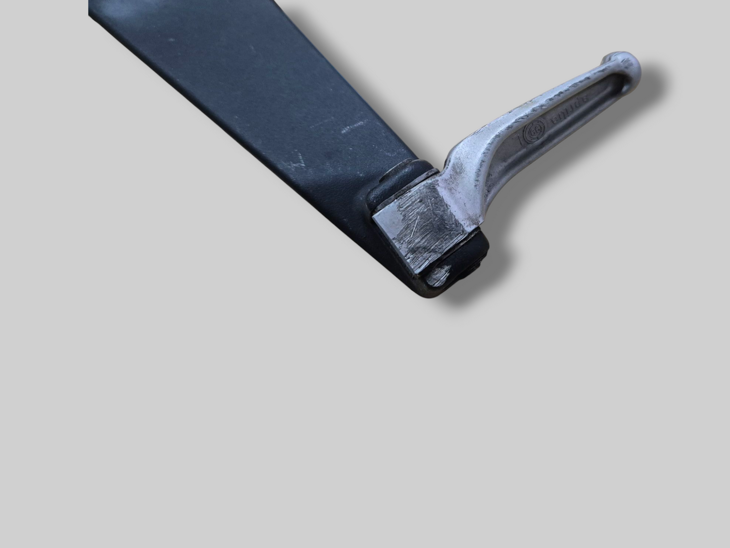 PASSAGIERS VOETSTEUNSTEUN LINKS AP8146385 Aprilia RSV Mille 98-03 / Tuono 02-05