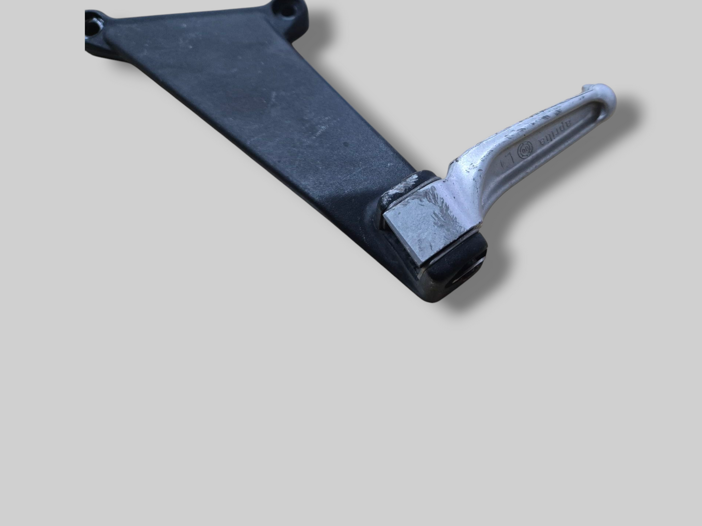PASSAGIER LINKS VOETSTEUN AP8146385 Aprilia RSV Mille 98-03 / Tuono 02-05