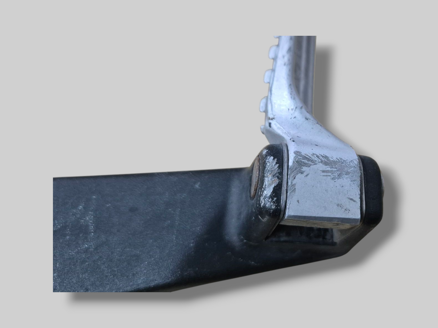 PASSAGIER LINKS VOETSTEUN AP8146385 Aprilia RSV Mille 98-03 / Tuono 02-05