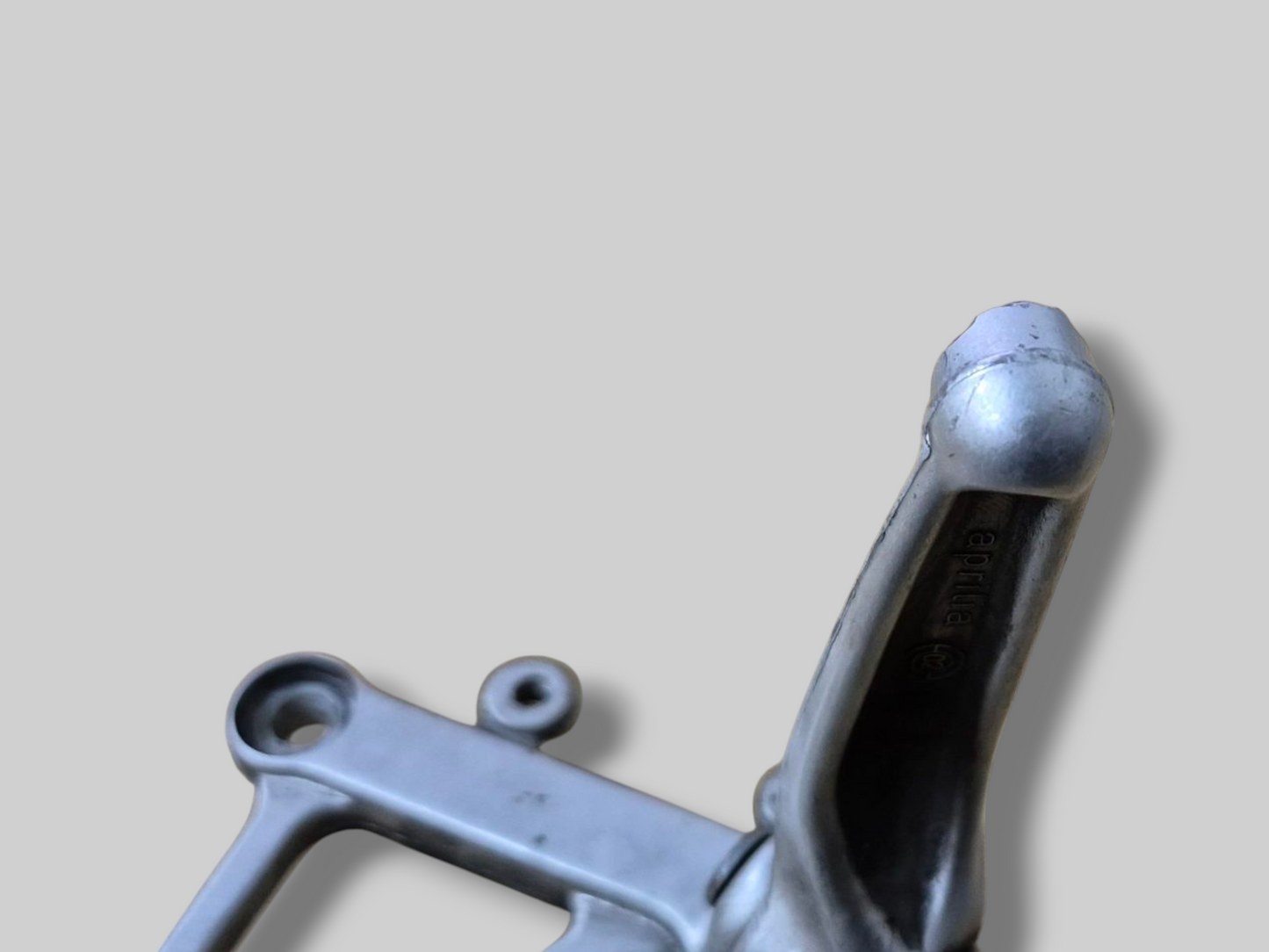 LINKER ZIJVOETSTEUN ACHTERSET AP8135910 Aprilia RSV Mille 98-03 / Tuono 03-05