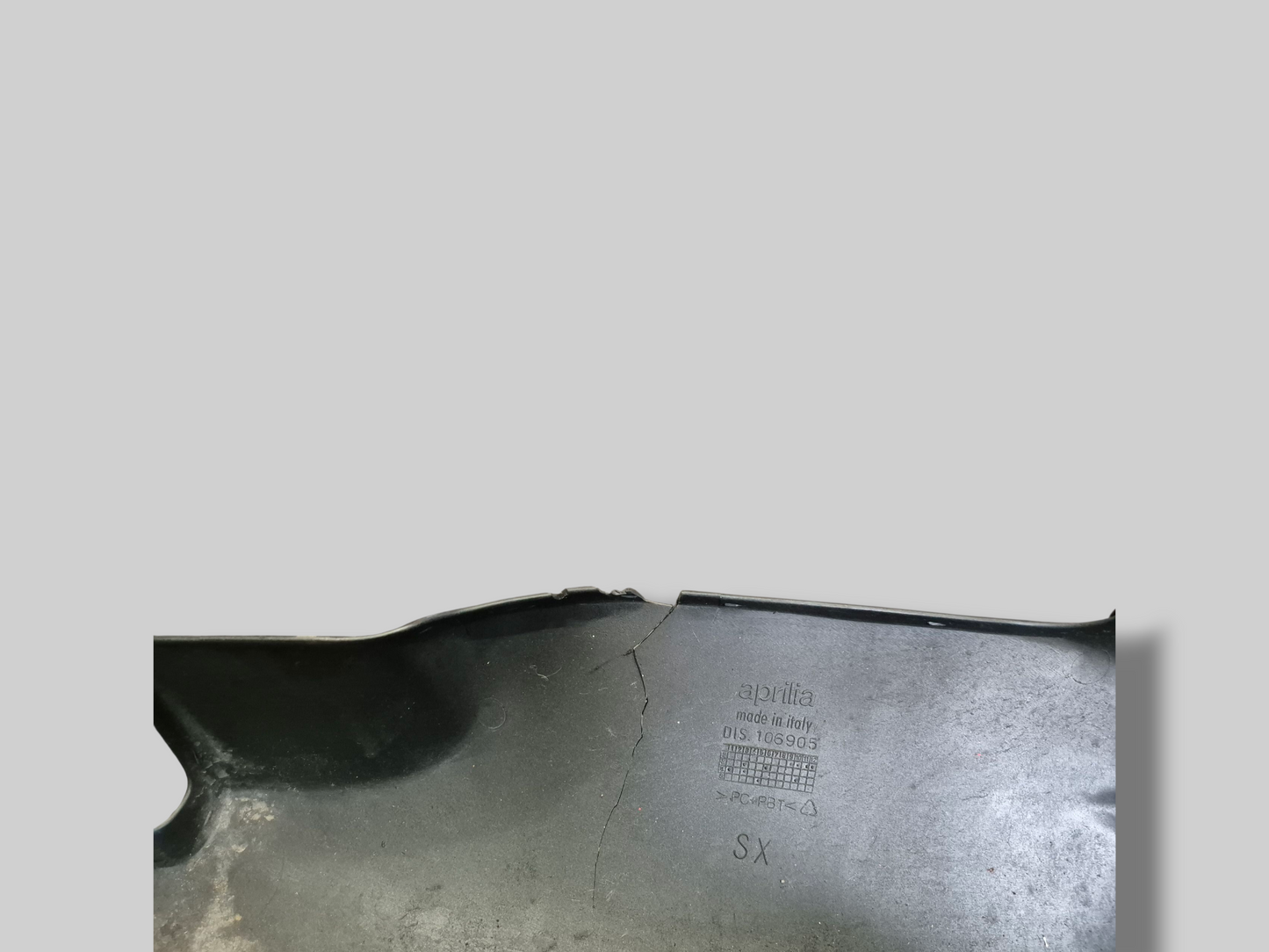 BELLYPAN PILLAR MAGNET GREY AP8168219 Aprilia RSV Tuono 1000 2002-2005