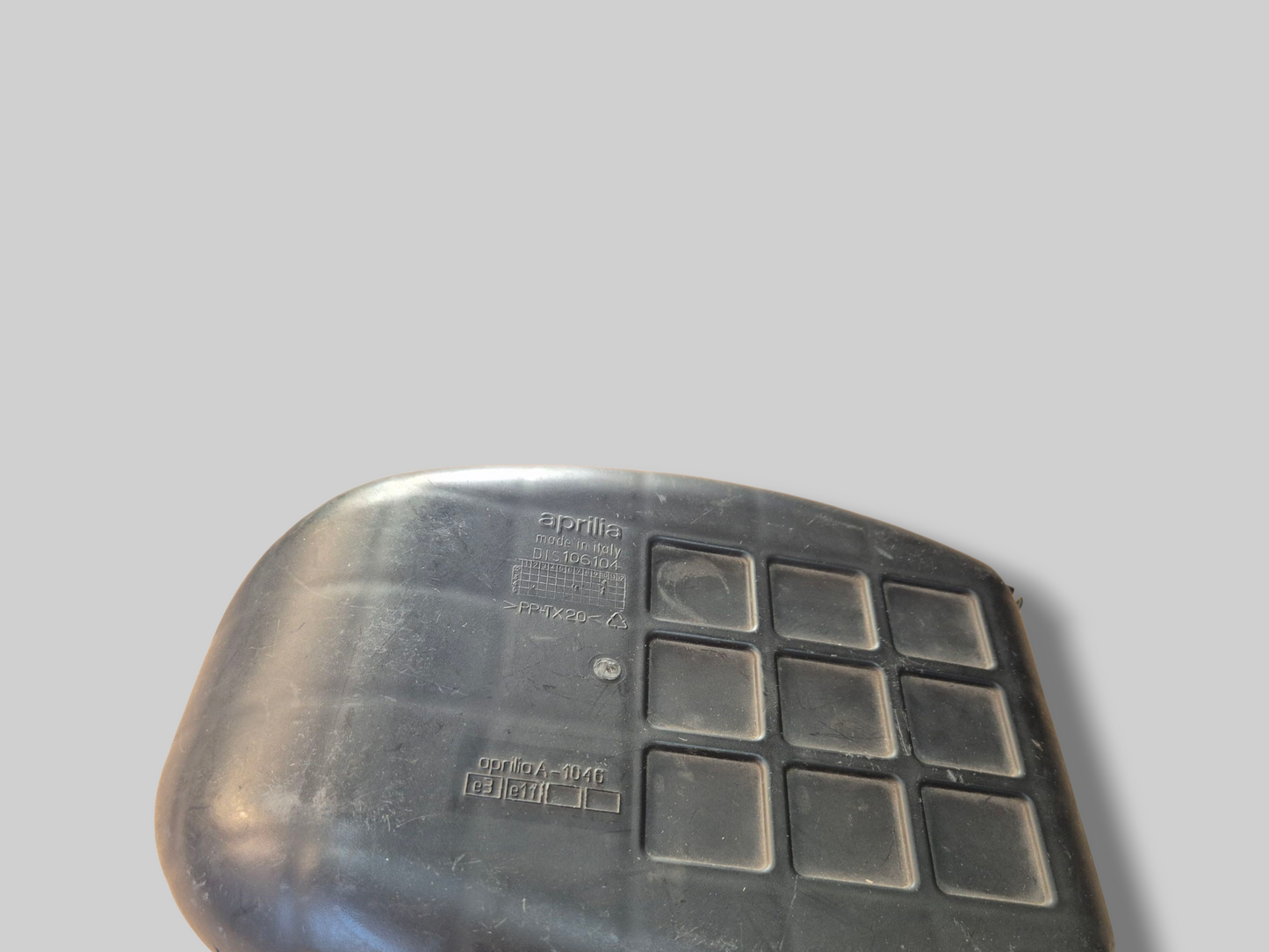 UPPER AIRBOX HOUSING TOP LID AP8158111 Aprilia RSV1000R 04-10 / Tuono 1000R 06-10