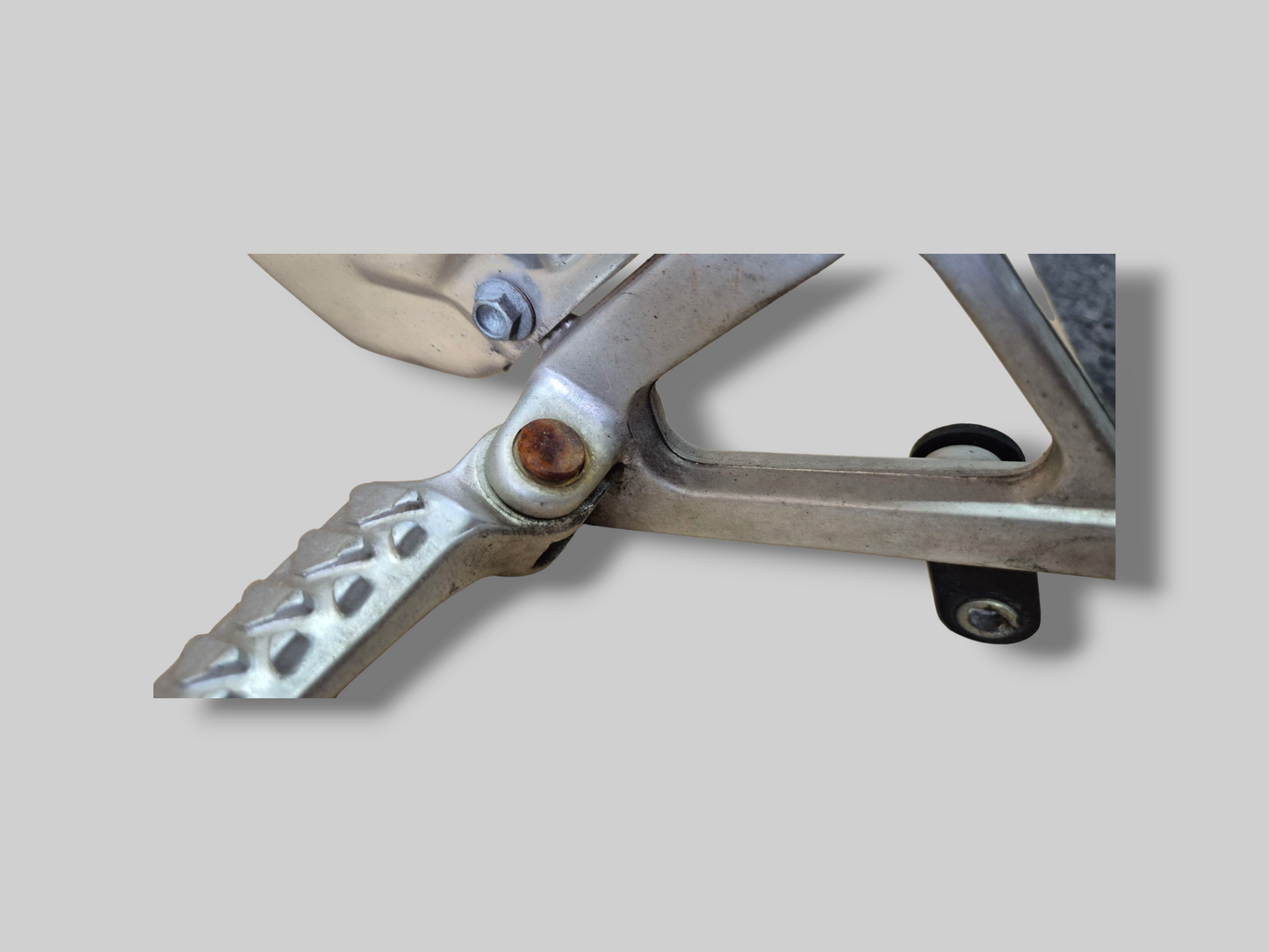 RIGHT-HAND SIDE FOOTREST REARSET AP8135909 Aprilia RSV Mille 98-03 / Tuono 02-05