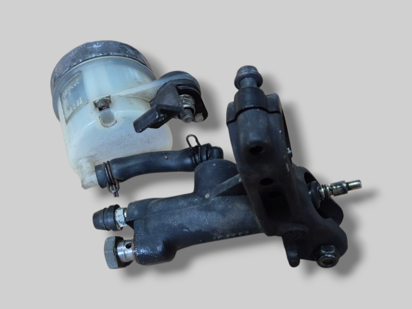 VOORREMPOMP HOOFDCILINDER AP8113969 Aprilia RSV Mille 98-03 / Tuono 02-05