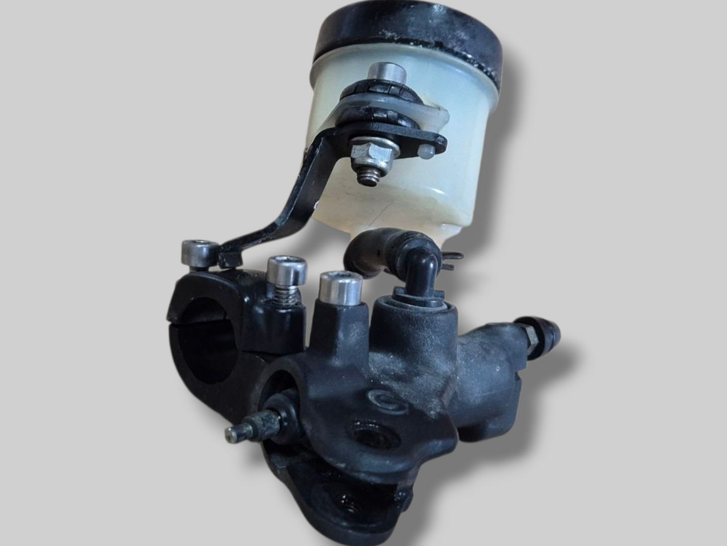VOORREMPOMP HOOFDCILINDER AP8113969 Aprilia RSV Mille 98-03 / Tuono 02-05