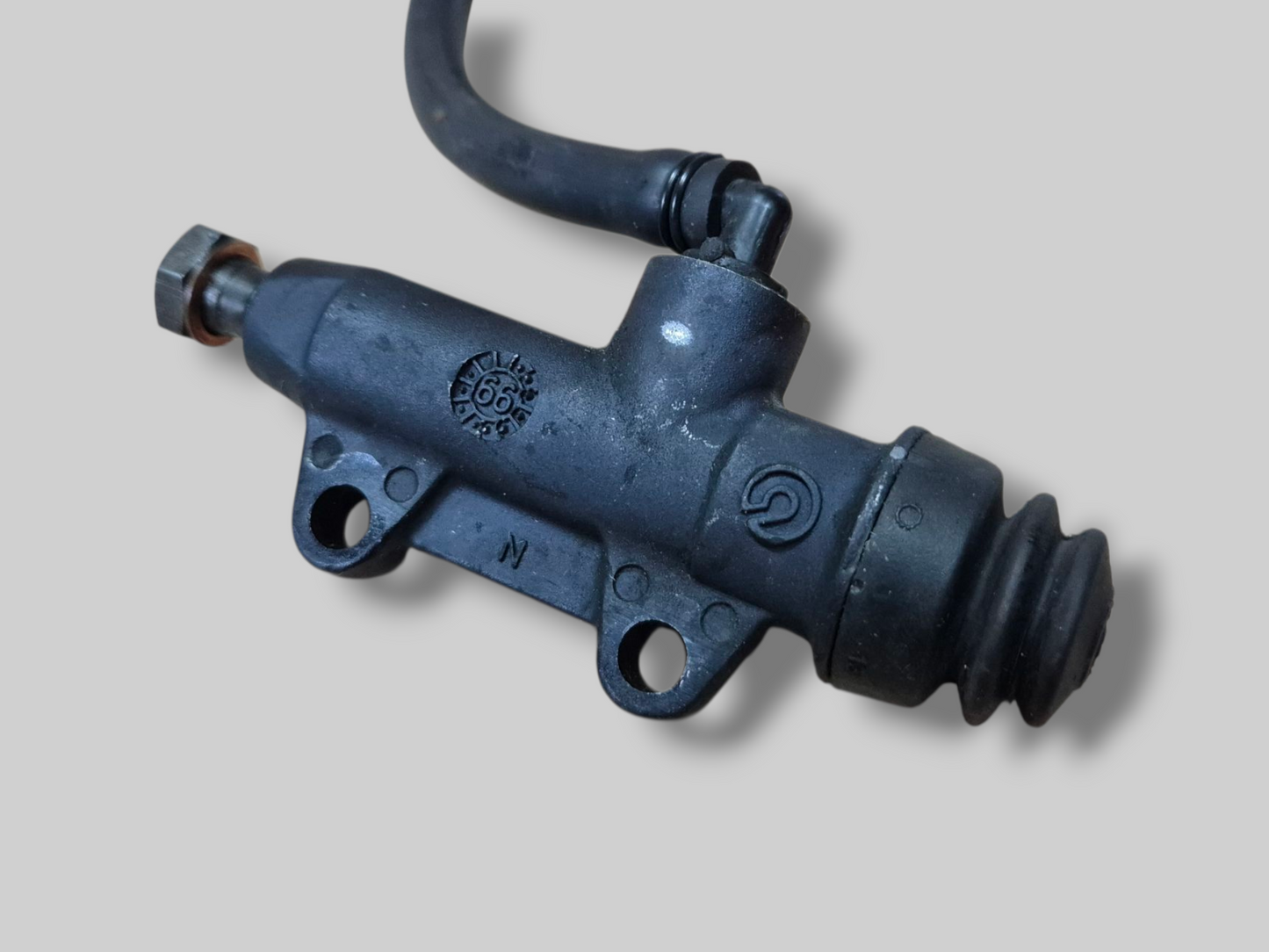 ACHTERREMPOMP HOOFDCILINDER AP8113324 Aprilia RSV Mille 98-03 / Tuono 02-05