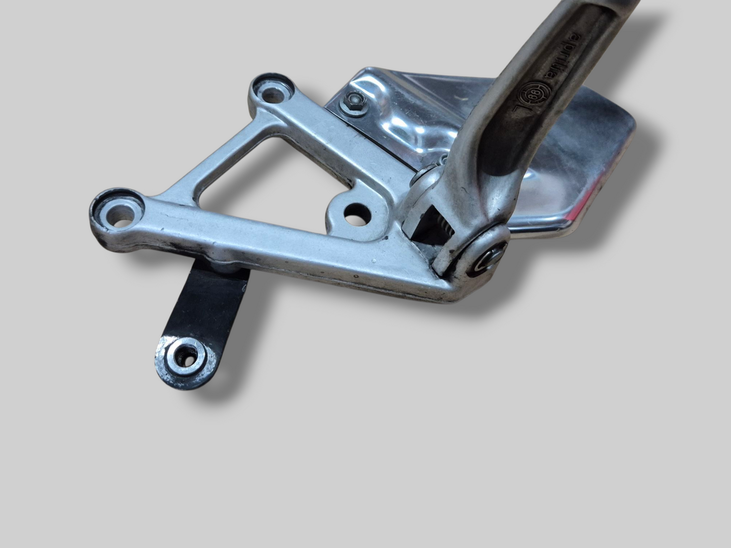 LINKER ZIJVOETSTEUN ACHTERSET AP8135910 Aprilia RSV Mille 98-03 / Tuono 02-05
