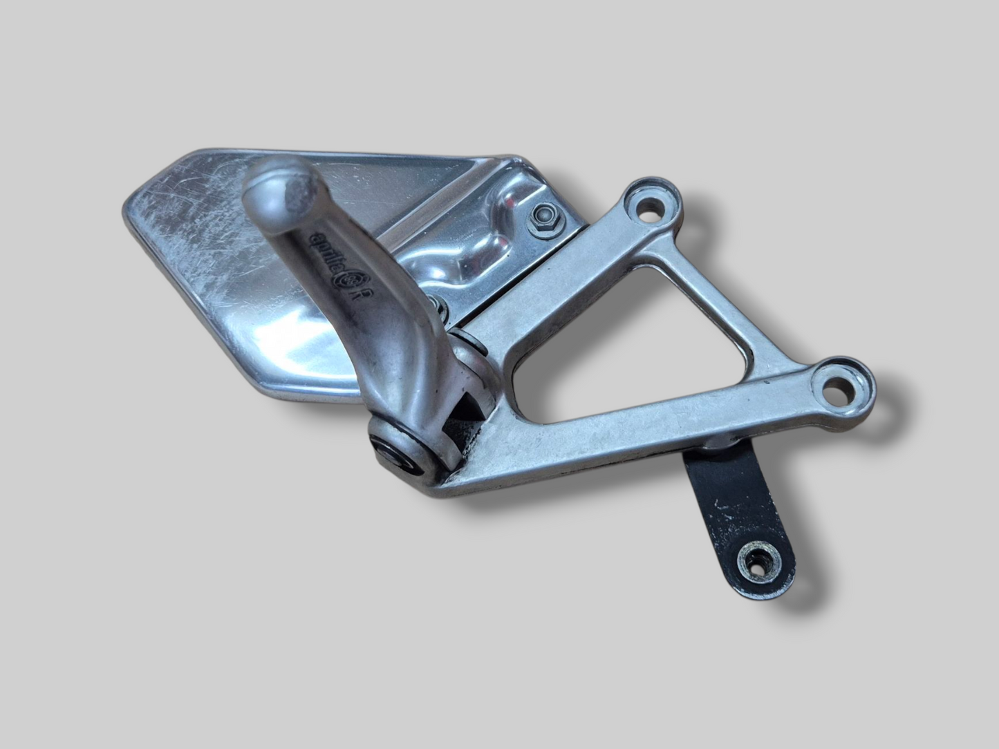 VOETSTEUN RECHTER ACHTERZIJDE AP8135909 Aprilia RSV Mille 98-03 / Tuono 02-05