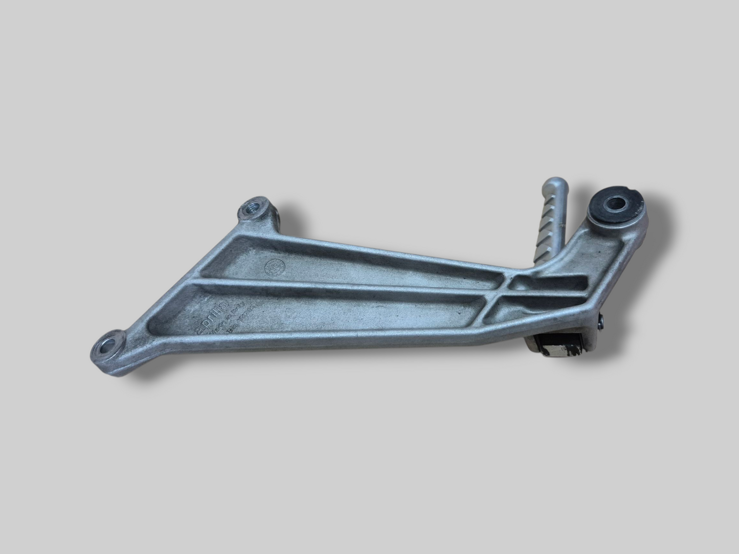 PASSAGIER RECHTER VOETSTEUN STEUN AP8146384 Aprilia RSV Mille 98-03 / Tuono 02-05
