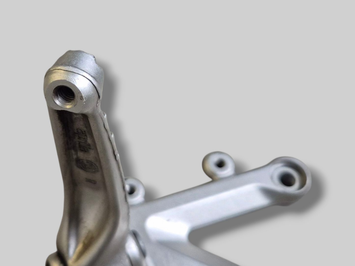 VOETSTEUNSTEUN RECHTER VOOR ACHTERSET AP8154070 Aprilia RSV1000R 04-10 / Tuono 1000R 06-10