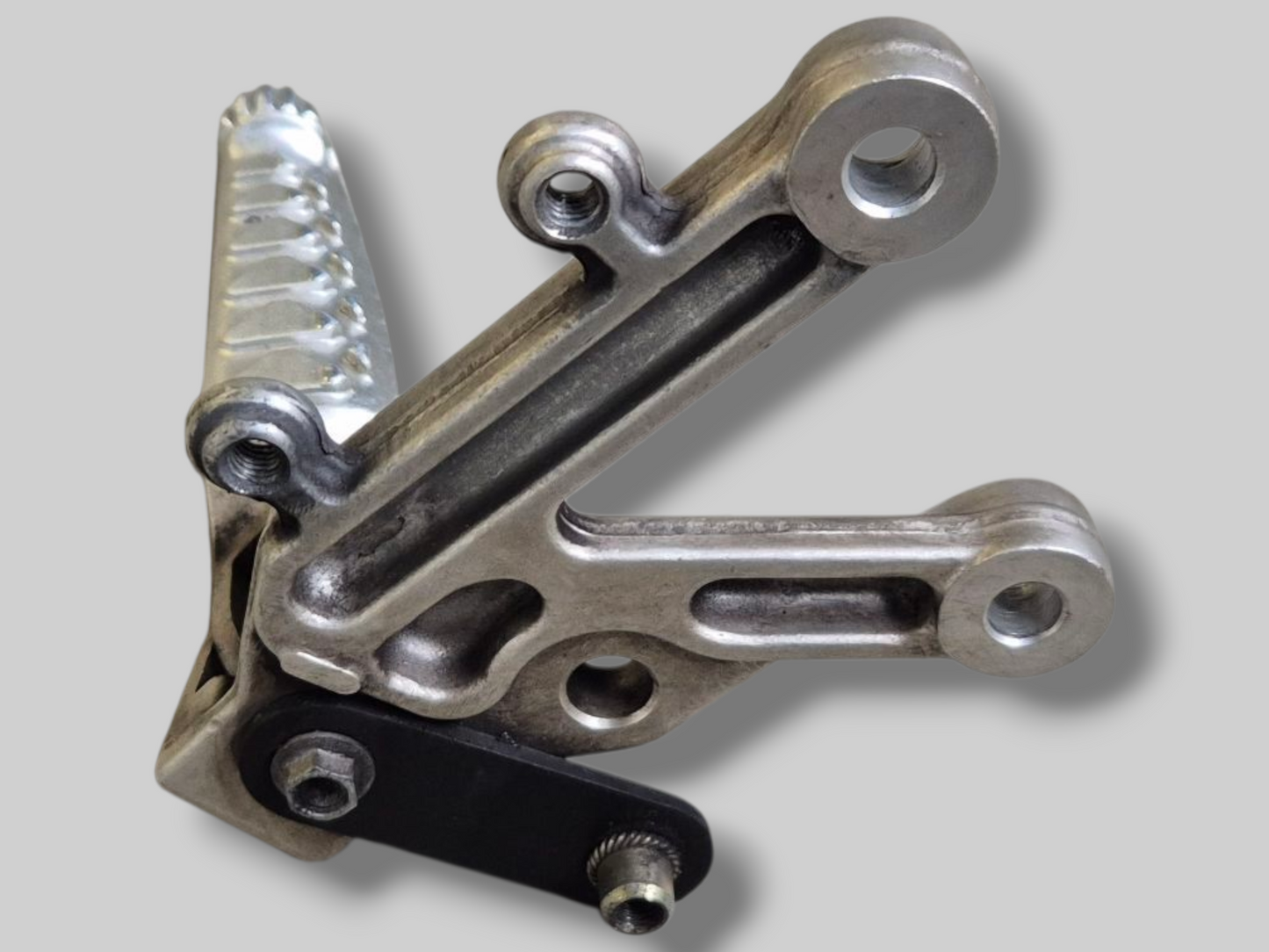 VOETSTEUNSTEUN LINKSVOOR ACHTERSET AP8154069 Aprilia RSV1000R 04-10 / Tuono 1000R 06-10