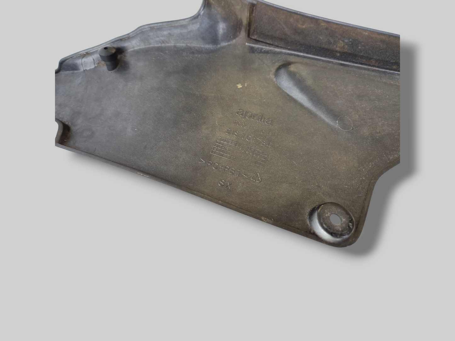 PANNEAU LATÉRAL DU RÉSERVOIR DE CARBURANT CÔTÉ GAUCHE AP8138589 Aprilia RSV Mille 98-03 / Tuono 02-05