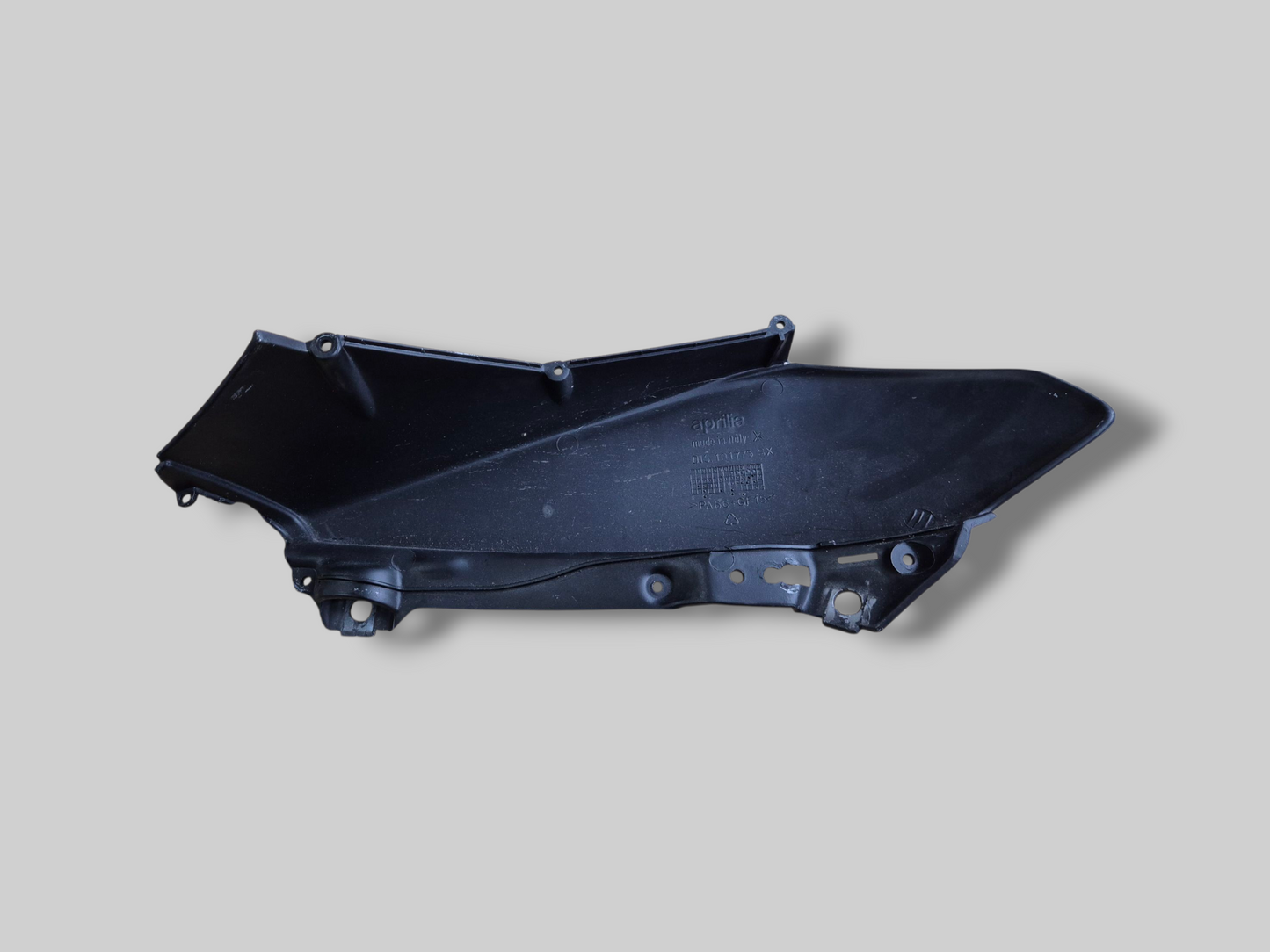 RECHTERKANT BUITENLUCHTINLAATKANAAL NEP CARBON GEDIPPT AP8139416 Aprilia RSV Mille 1998-2003