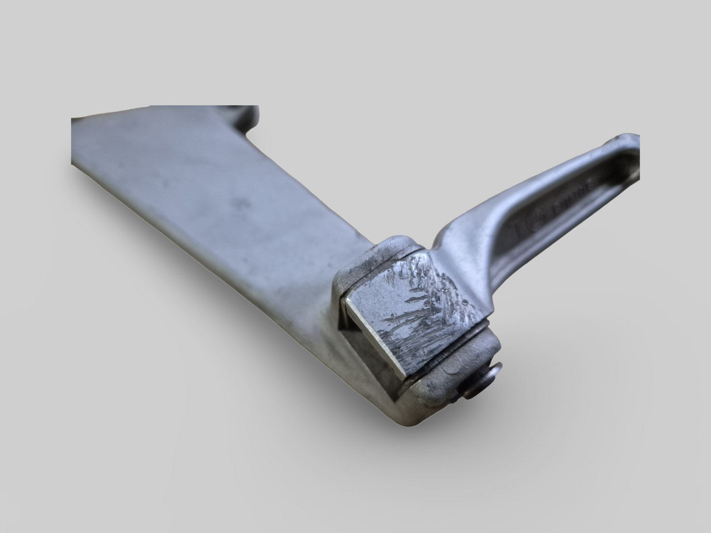 PASSAGIER LINKS VOETSTEUN AP8146385 Aprilia RSV Mille 98-03 / Tuono 02-05