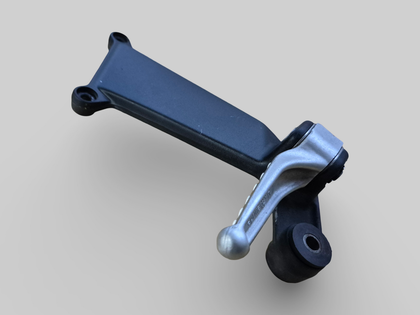 SUPPORT DE REPOSE-PIED PASSAGER DROIT AP8146384 Aprilia RSV Mille 98-03 / Tuono 02-05 