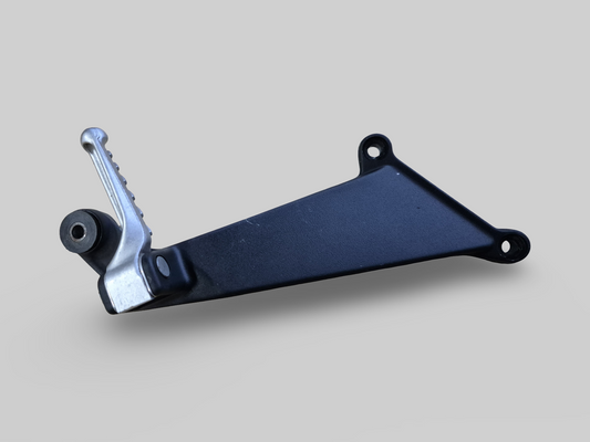 SUPPORT DE REPOSE-PIED PASSAGER DROIT AP8146384 Aprilia RSV Mille 98-03 / Tuono 02-05 