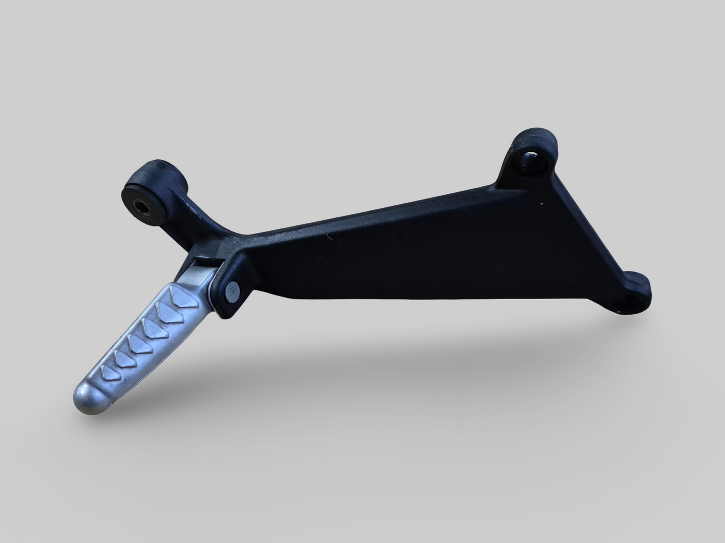 SUPPORT DE REPOSE-PIED PASSAGER DROIT AP8146384 Aprilia RSV Mille 98-03 / Tuono 02-05 