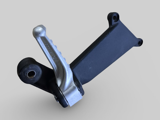 PASSAGIER RECHTER VOETSTEUN STEUN AP8146384 Aprilia RSV Mille 98-03 / Tuono 02-05 