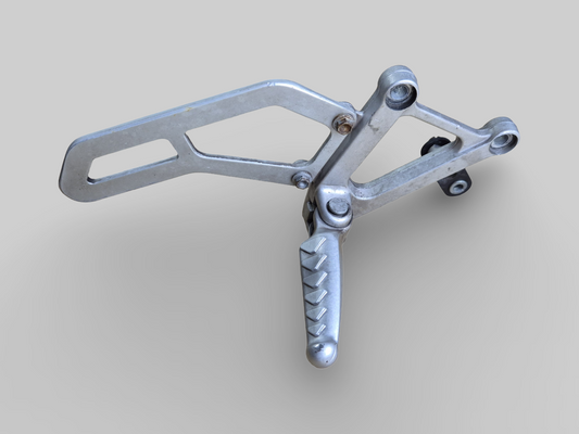 VOETSTEUN RECHTER ACHTERZIJDE AP8135909 Aprilia RSV Mille 98-03 / Tuono 02-05 