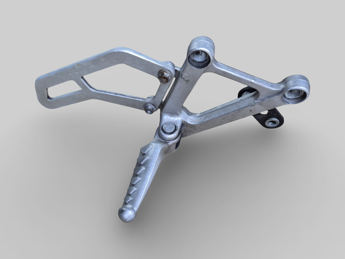 RIGHT-HAND SIDE FOOTREST REARSET AP8135909 Aprilia RSV Mille 98-03 / Tuono 02-05