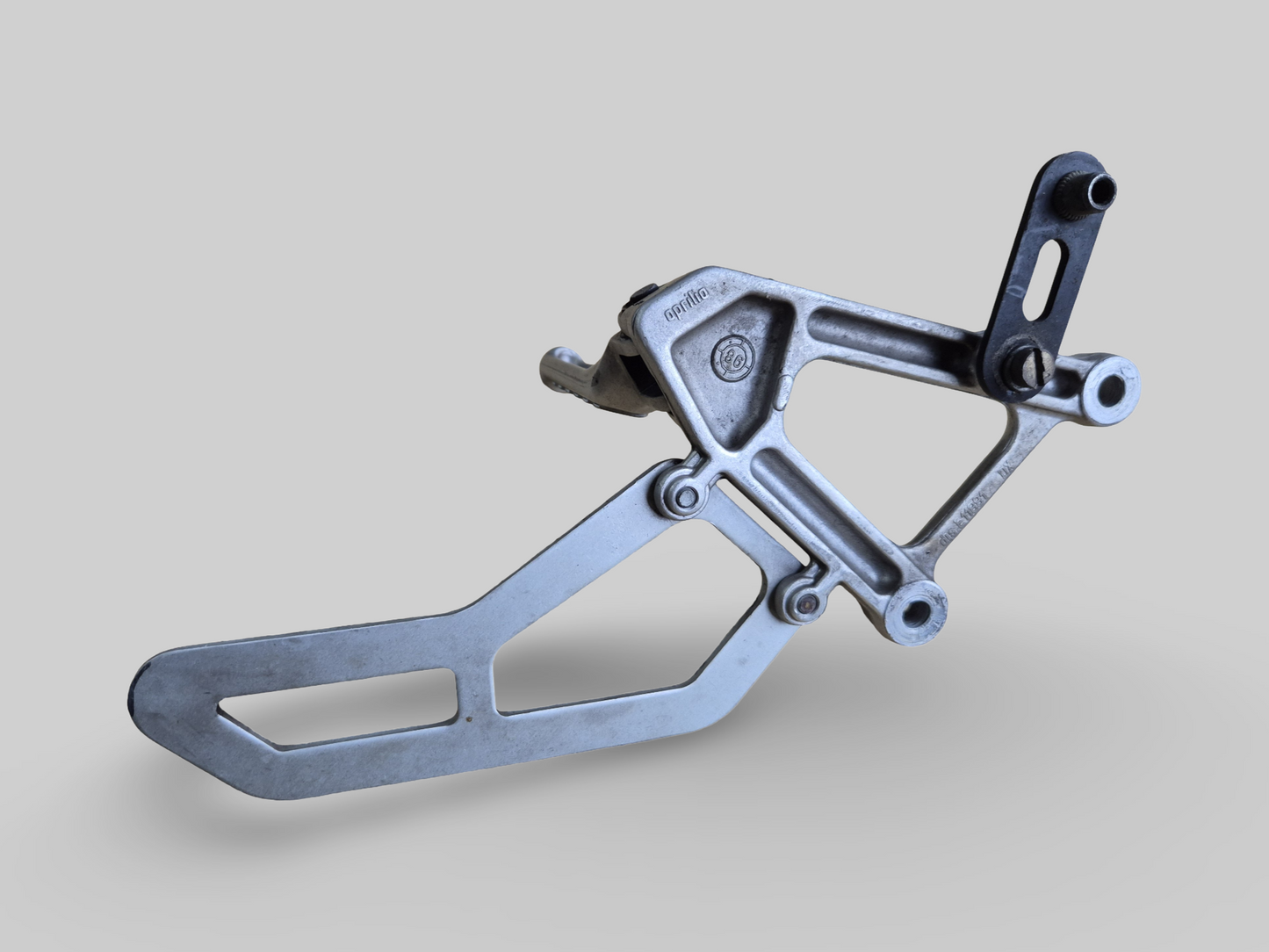 RIGHT-HAND SIDE FOOTREST REARSET AP8135909 Aprilia RSV Mille 98-03 / Tuono 02-05