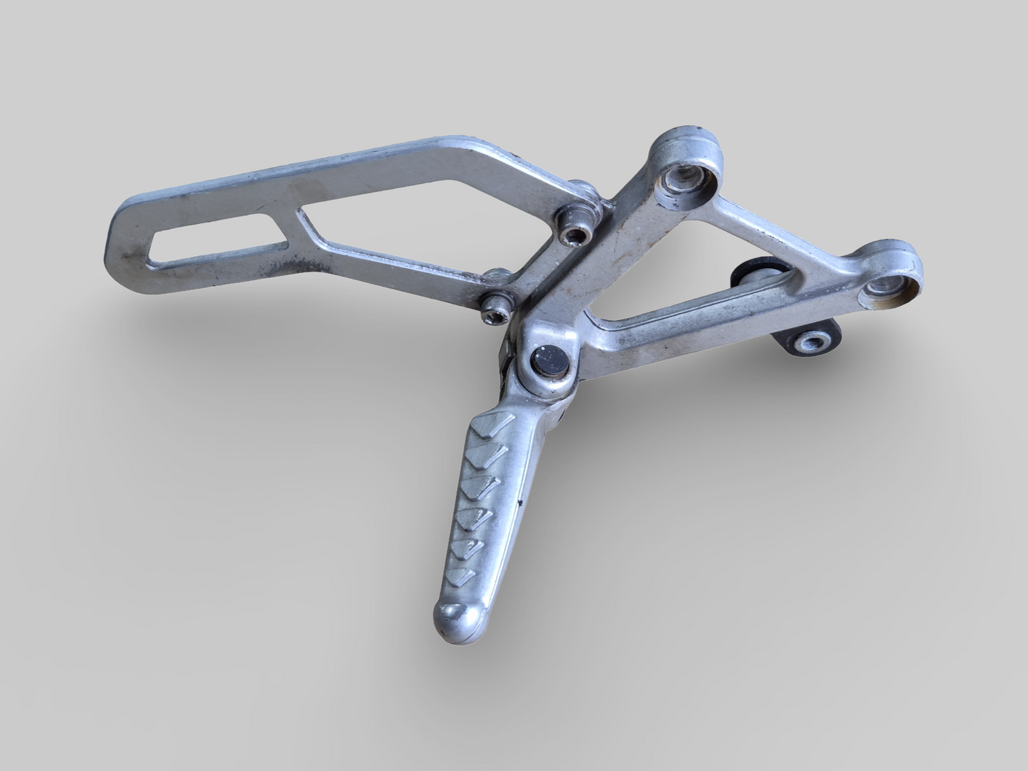 RIGHT-HAND SIDE FOOTREST REARSET AP8135909 Aprilia RSV Mille 98-03 / Tuono 02-05