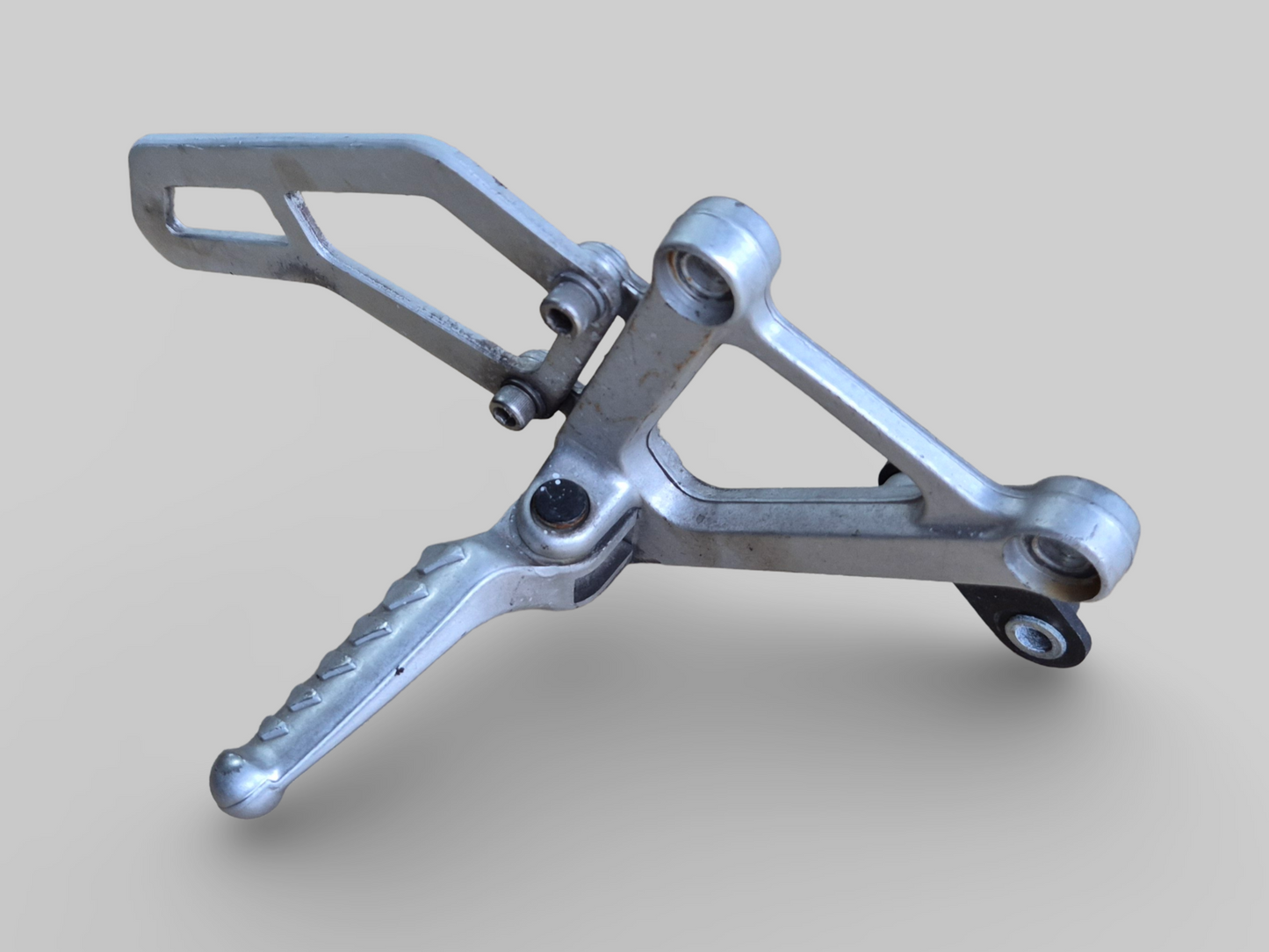 RIGHT-HAND SIDE FOOTREST REARSET AP8135909 Aprilia RSV Mille 98-03 / Tuono 02-05