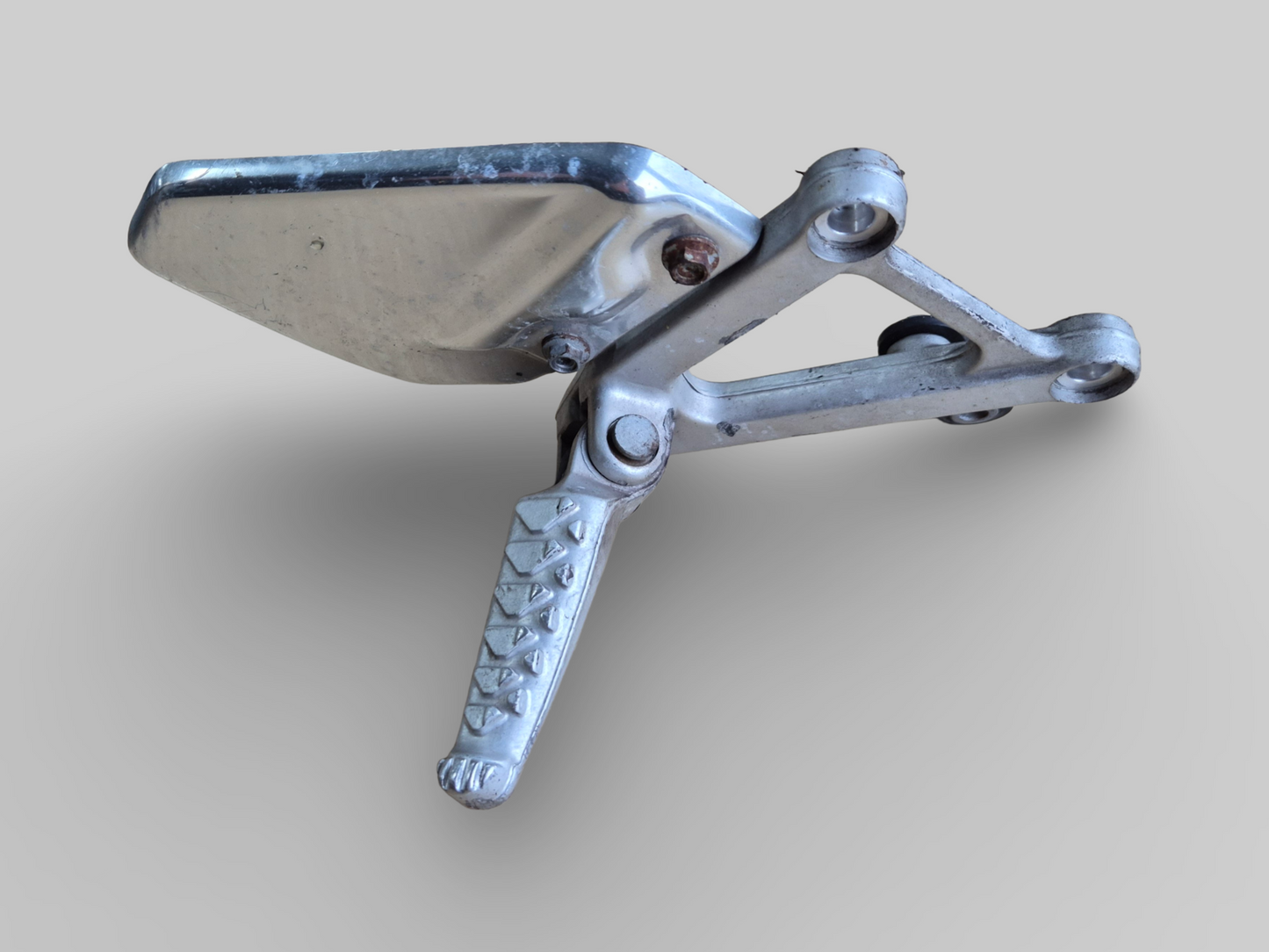 RIGHT-HAND SIDE FOOTREST REARSET AP8135909 Aprilia RSV Mille 98-03 / Tuono 02-05