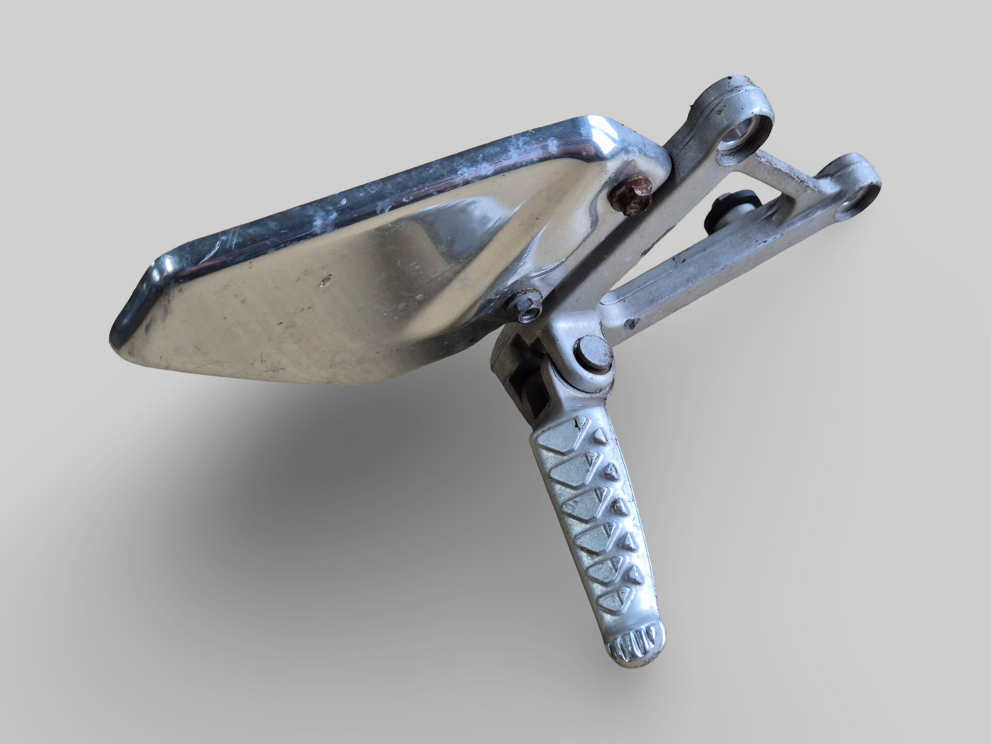 RIGHT-HAND SIDE FOOTREST REARSET AP8135909 Aprilia RSV Mille 98-03 / Tuono 02-05