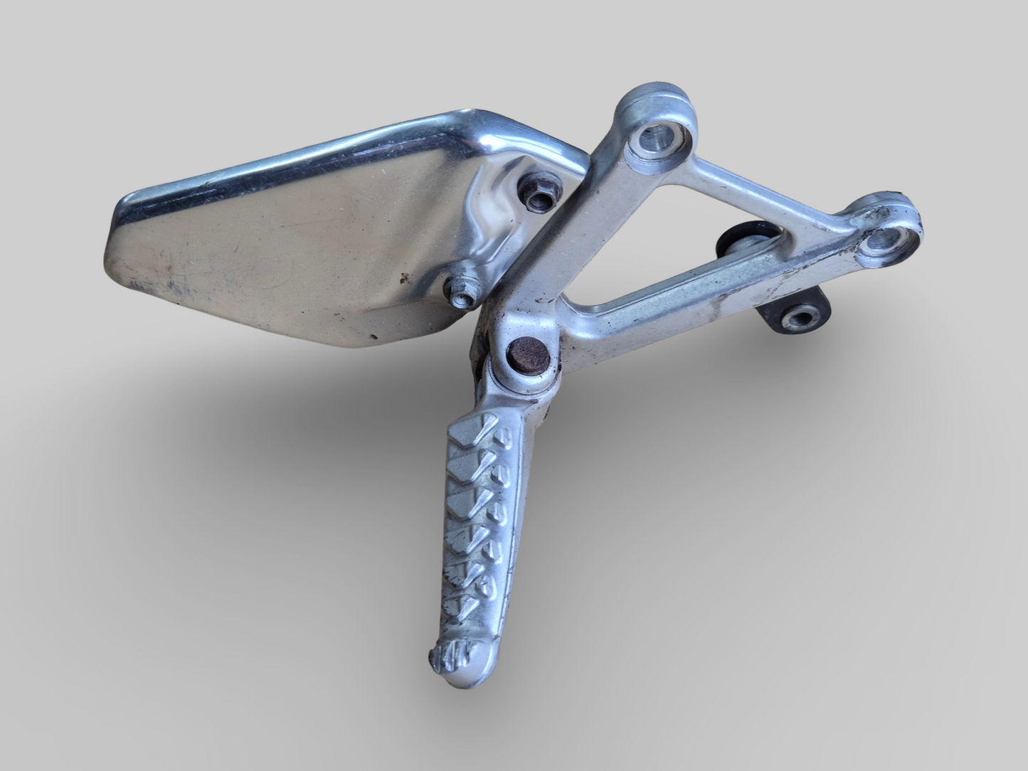 RIGHT-HAND SIDE FOOTREST REARSET AP8135909 Aprilia RSV Mille 98-03 / Tuono 02-05