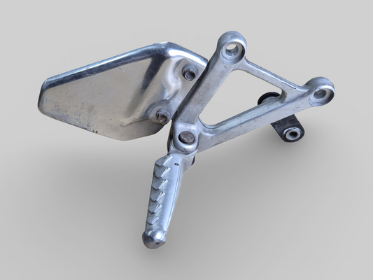 VOETSTEUN RECHTER ACHTERZIJDE AP8135909 Aprilia RSV Mille 98-03 / Tuono 03-05 