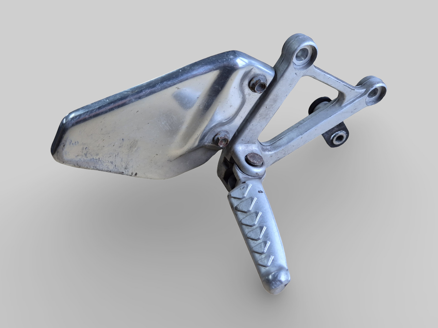 VOETSTEUN RECHTER ACHTERZIJDE AP8135909 Aprilia RSV Mille 98-03 / Tuono 03-05 