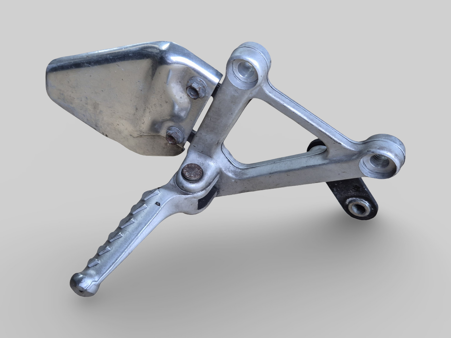 VOETSTEUN RECHTER ACHTERZIJDE AP8135909 Aprilia RSV Mille 98-03 / Tuono 03-05 