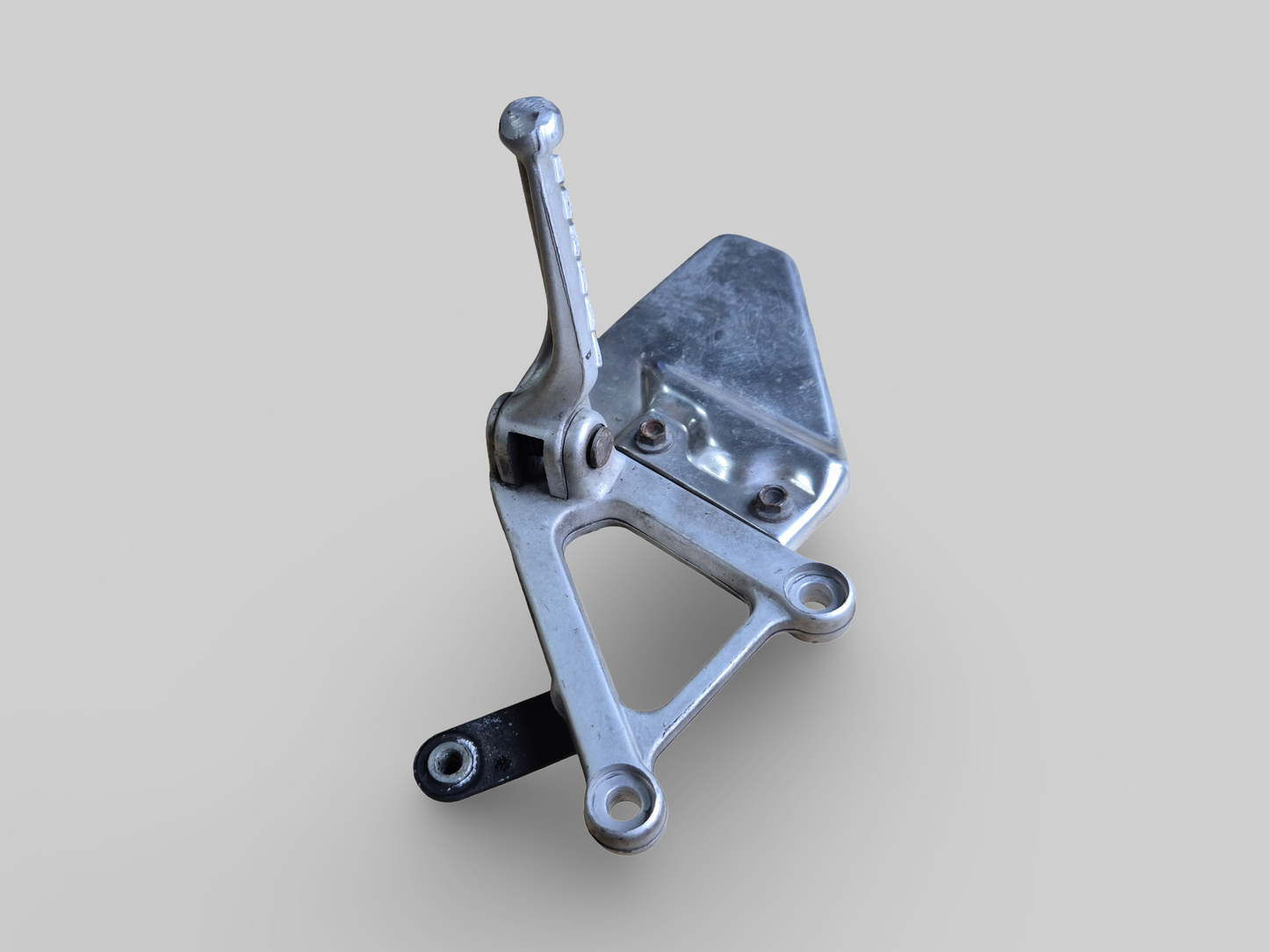 VOETSTEUN RECHTER ACHTERZIJDE AP8135909 Aprilia RSV Mille 98-03 / Tuono 03-05 